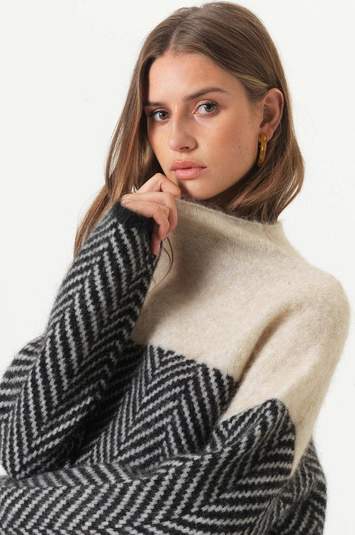 Greta | Turtleneck Sweater – Oversized Chevron Design for Women