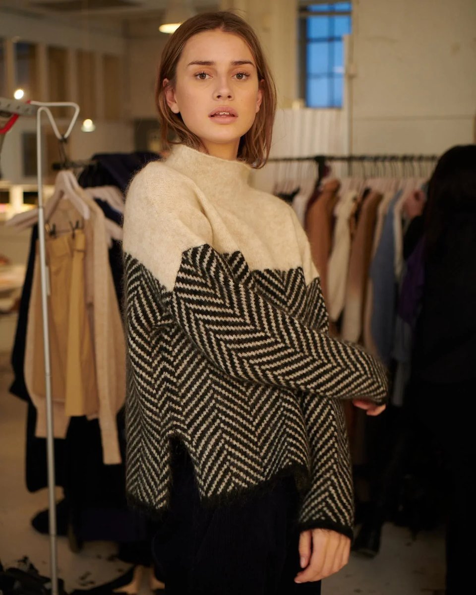 Greta | Turtleneck Sweater – Oversized Chevron Design for Women