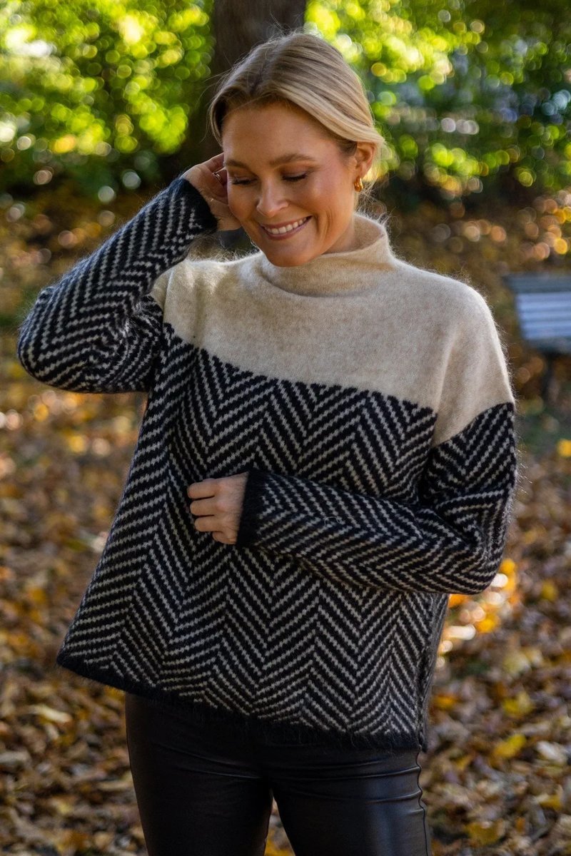 Greta | Turtleneck Sweater – Oversized Chevron Design for Women