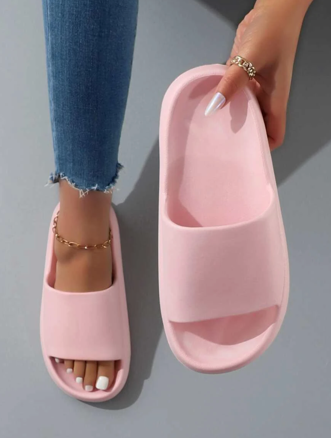 Lara | Comfortable Minimalist Design 1