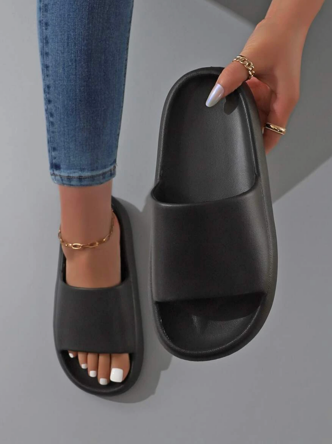 Lara | Comfortable Minimalist Design 11